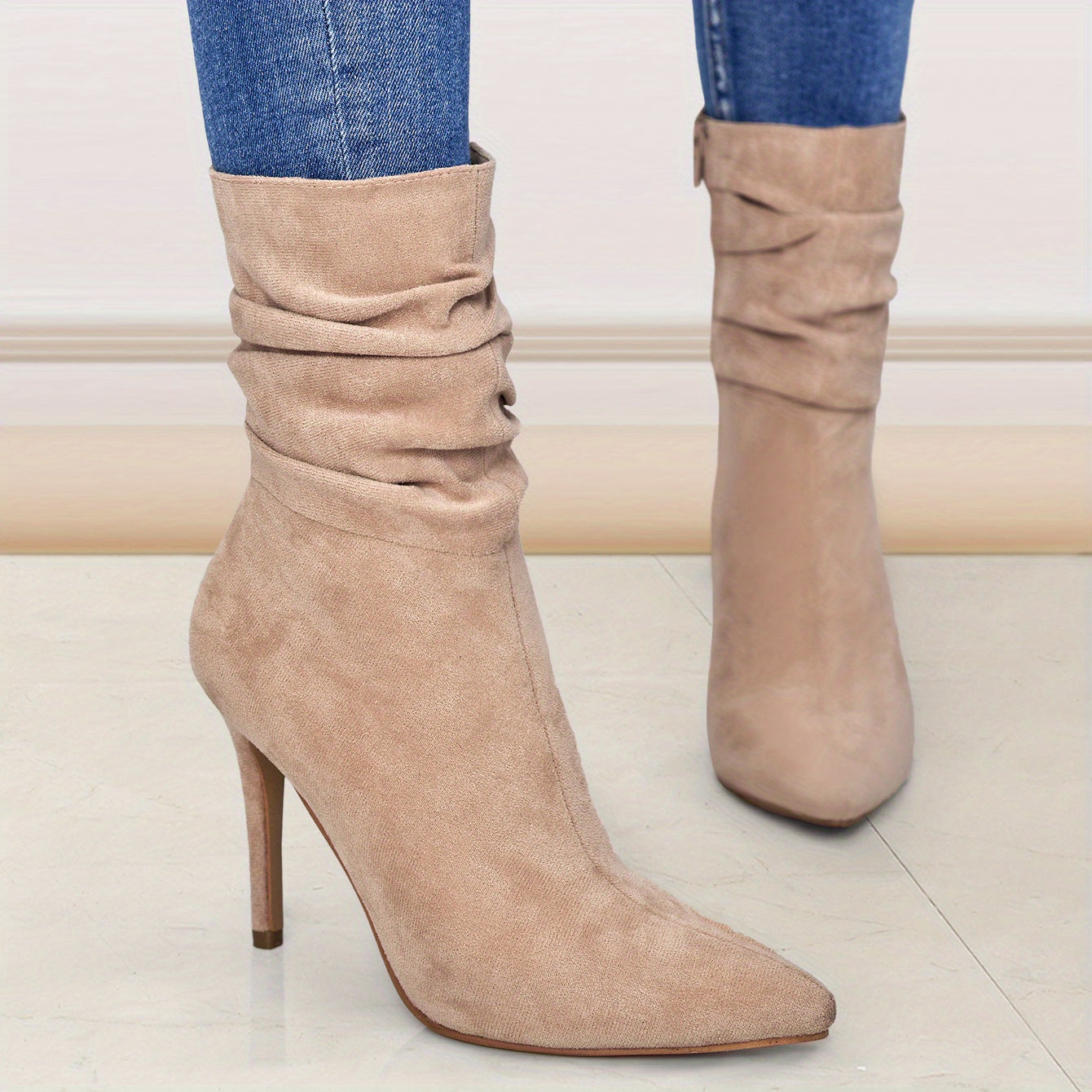 Botas femininas de cano alto até ao joelho, novo modelo para mulher com biqueira pontiaguda, salto fino e salto médio enrugado, calçado feminino