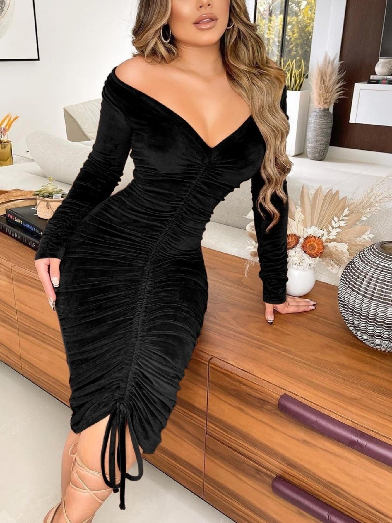 Vestidos de mulher com decote em V, ombros à vista, em veludo franzido e de comprimento médio