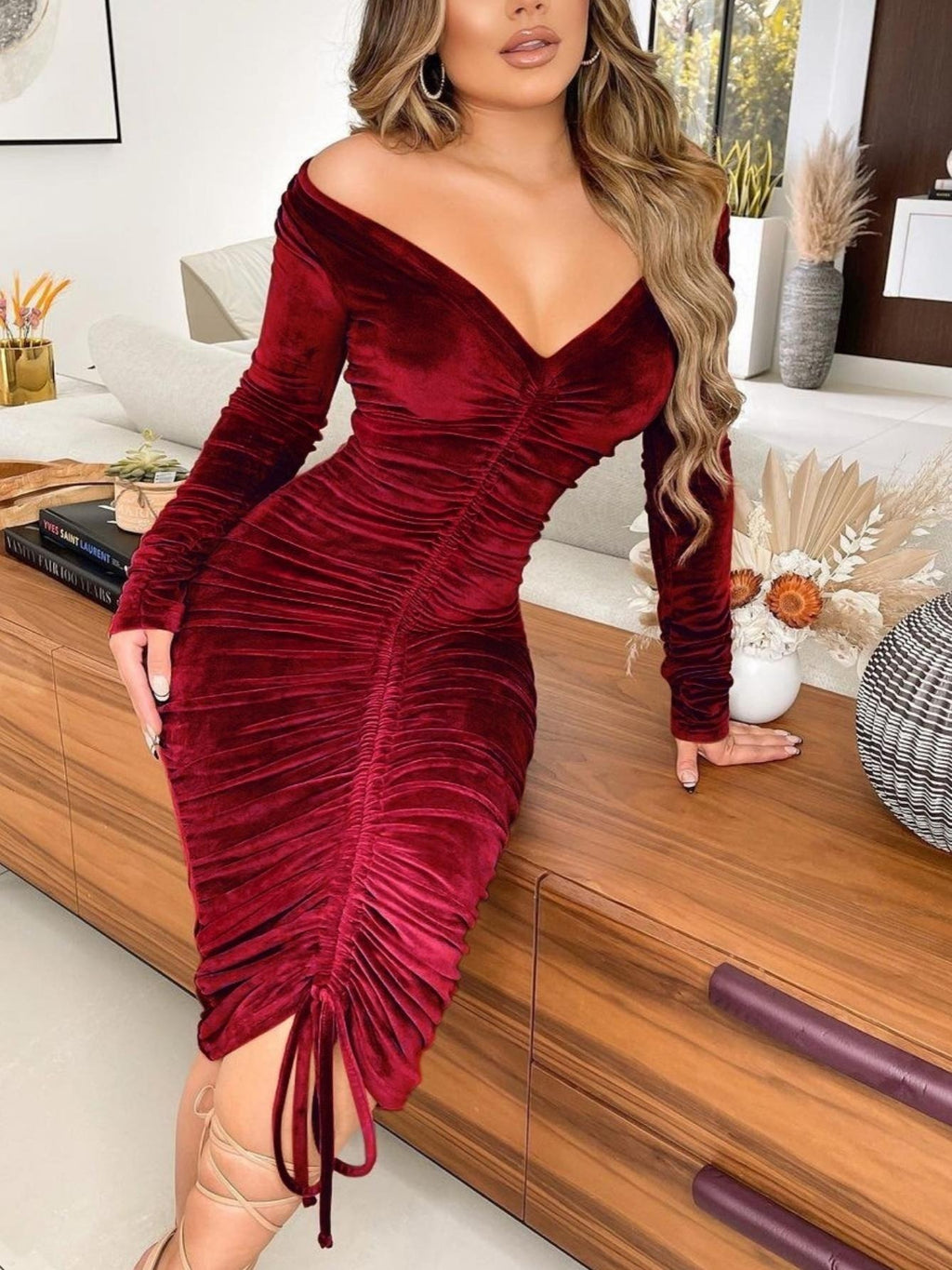 Vestidos de mulher com decote em V, ombros à vista, em veludo franzido e de comprimento médio