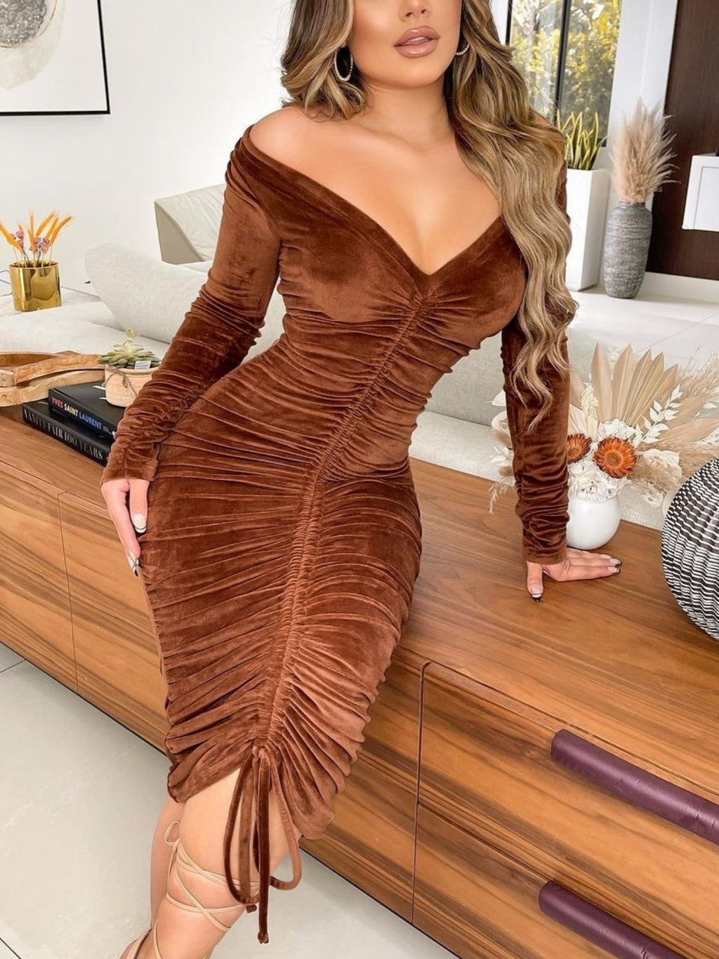 Vestidos de mulher com decote em V, ombros à vista, em veludo franzido e de comprimento médio