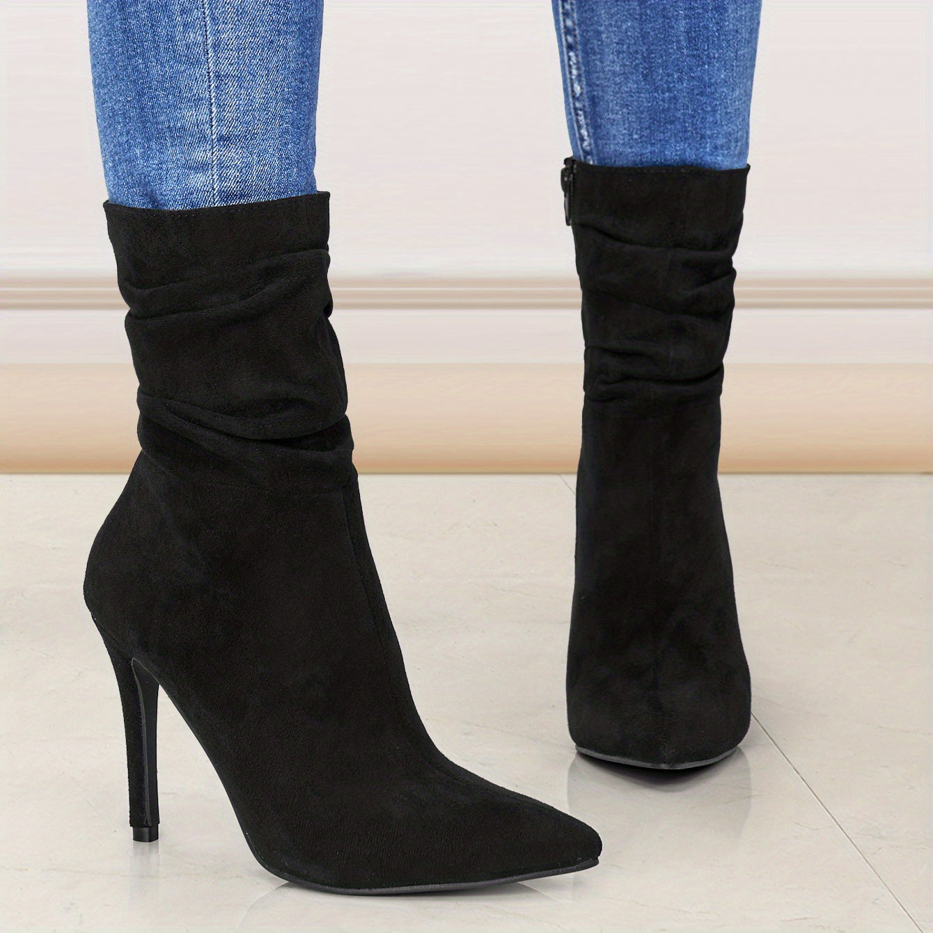 Botas femininas de cano alto até ao joelho, novo modelo para mulher com biqueira pontiaguda, salto fino e salto médio enrugado, calçado feminino