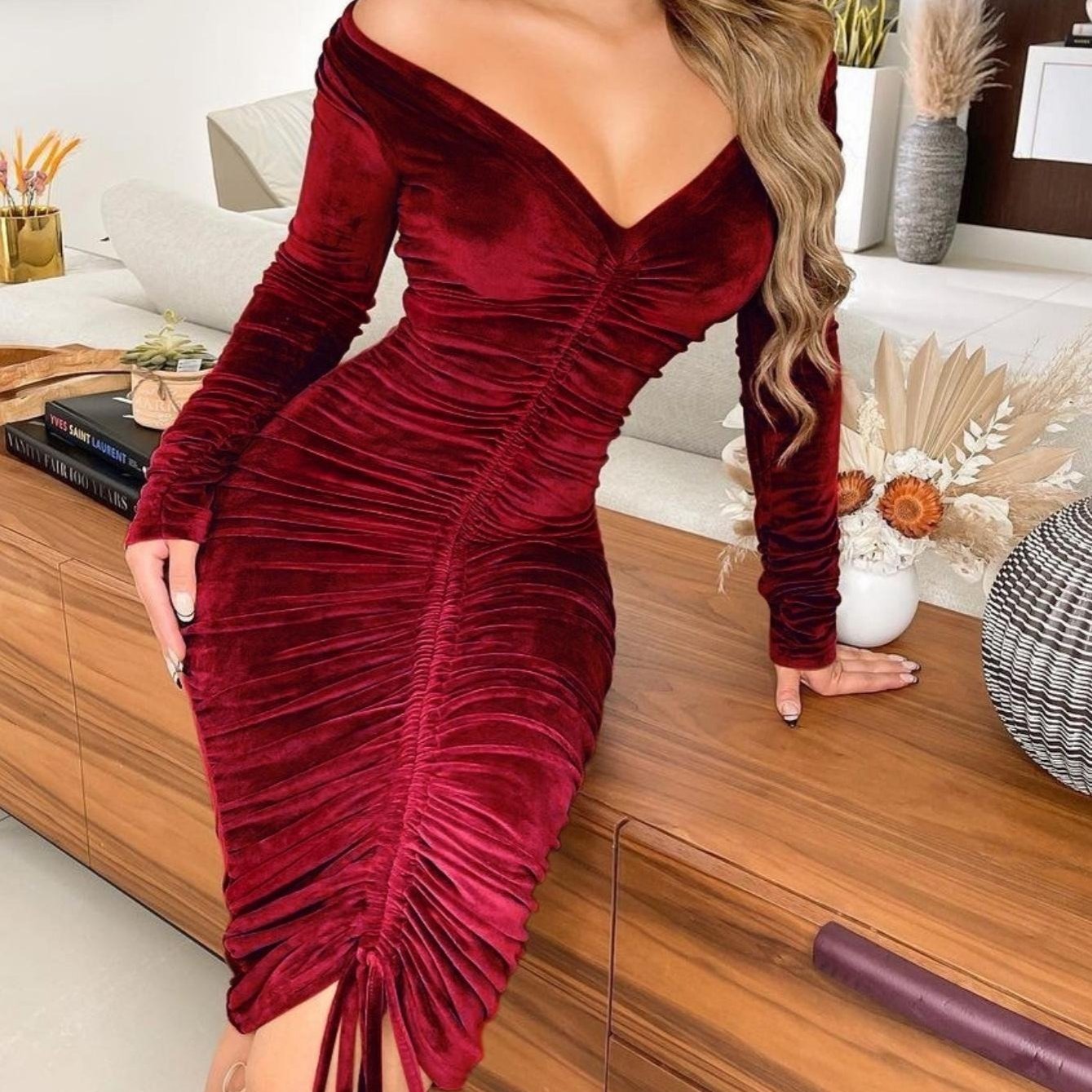 Vestidos de mulher com decote em V, ombros à vista, em veludo franzido e de comprimento médio